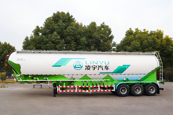 粉粒物料運(yùn)輸車的特點(diǎn)詳解！