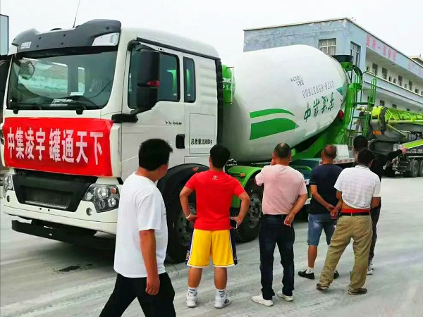 開攤啦！凌宇攪拌車“擺攤兒”湖北，客戶當(dāng)場下單！