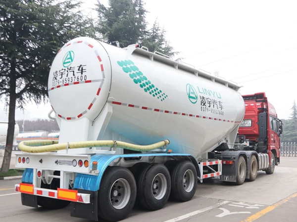 “小白罐”喜迎新搭檔，六大優(yōu)勢帶你揭秘專用牽引車