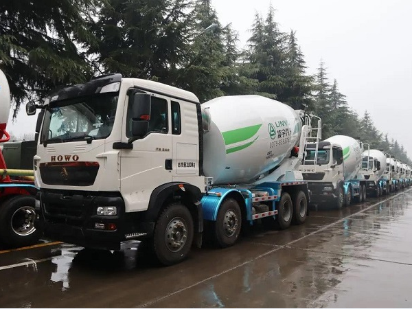 春雨濛濛，氣勢如虹！凌宇攪拌車震撼發(fā)車！