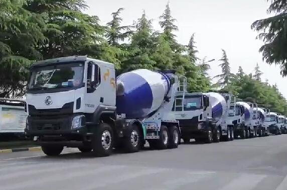 市場如此火爆，一批批新車交付用戶。場面壯觀！